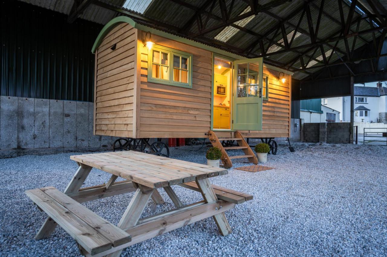 Finest Retreats - The Shepherd'S Hut At Northcombe Farm Beaworthy エクステリア 写真