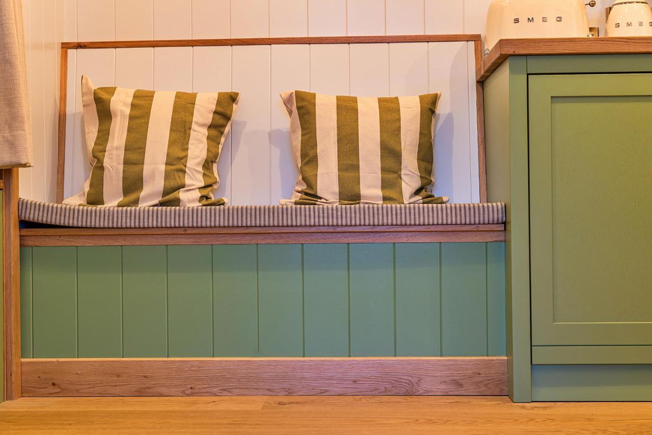 Finest Retreats - The Shepherd'S Hut At Northcombe Farm Beaworthy エクステリア 写真
