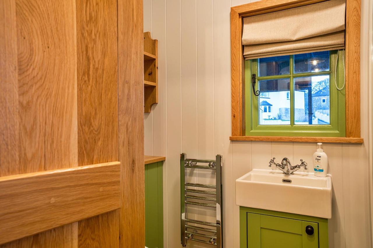 Finest Retreats - The Shepherd'S Hut At Northcombe Farm Beaworthy エクステリア 写真